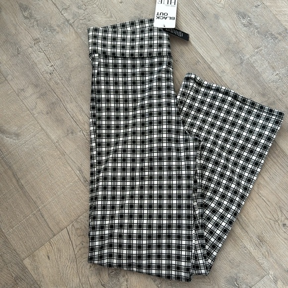 Size M -Hue black and White NWT pull on pant - Picture 3 of 3